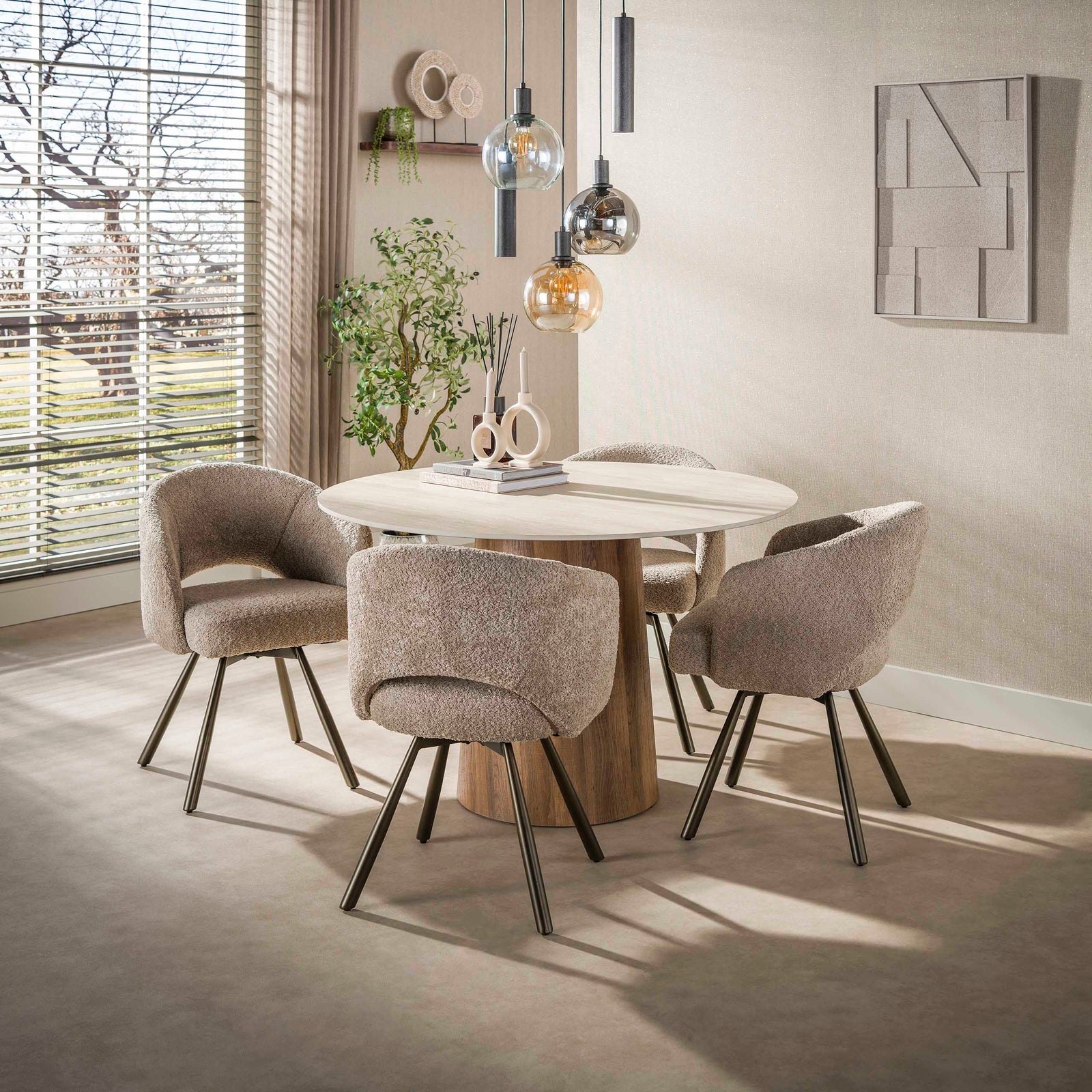 Reefs Interior Stonham eettafel in een lichte eetkamer met zachte stoelen en natuurlijke materialen